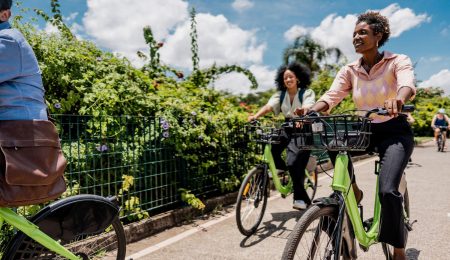 Fietsende mensen
