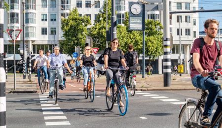 Fietsers fietsen kruising over