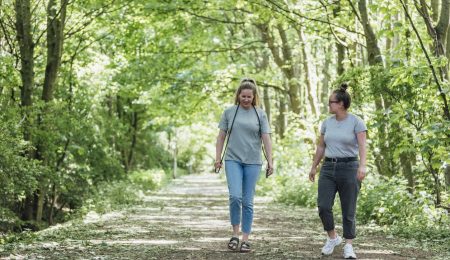 wandelende jonge vrouwen in het bos
