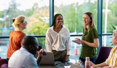 Groep collegas lachen tijdens bespreking