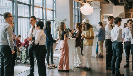 Groep mensen op een bijeenkomst
