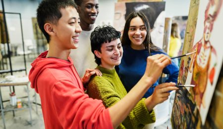 Groep studenten schilderen samen