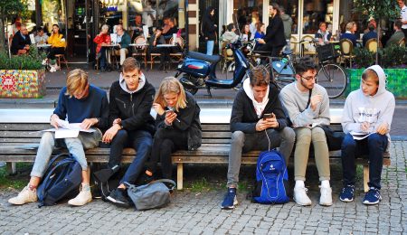 Jongeren zitten op een bankje