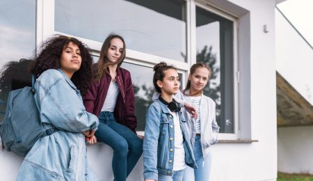 Vier tienermeisjes buiten op straat