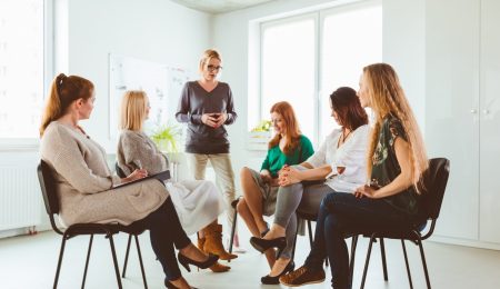 Groep vrouwen in kring