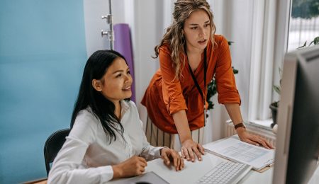 Twee vrouwen achter een laptop