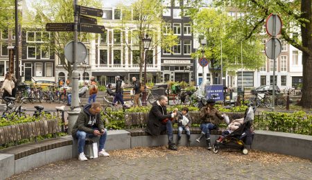 Mensen zitten op bankje buiten