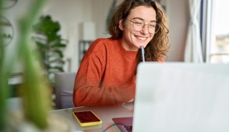 Vrouw bekijkt webinar op laptop