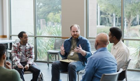 Therapeut praat tijdens therapie sessie