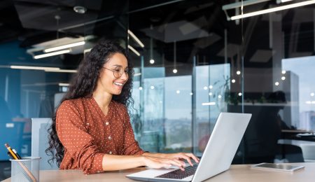 Werken achter laptop op kantoor