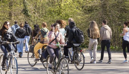 Fietsende en rennende mensen in het park