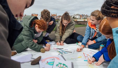 Kinderen kleuren op straat