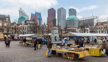 Mensen op de markt Den Haag