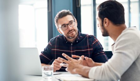Twee mannen die samenwerken