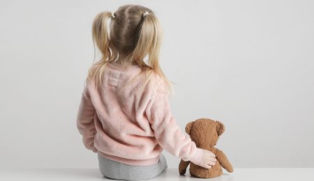 Kind met knuffel