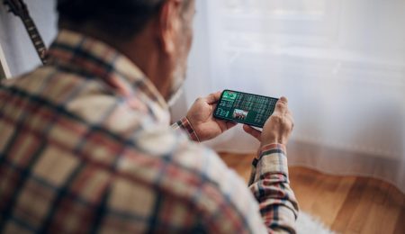 Man gokt op telefoon