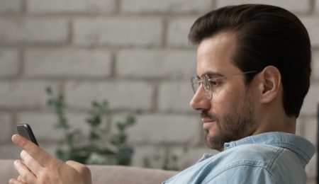 Man kijkt naar telefoon