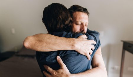 Mannen omhelsen elkaar