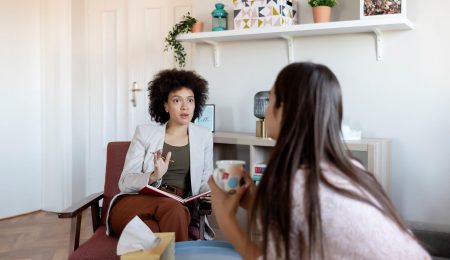 Meisje praat met hulpverlener