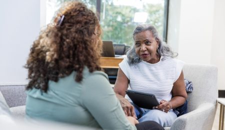 Psycholoog praat met patient tijdens sessie