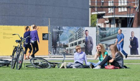 Tieners zitten in het park buiten en lachen met elkaar