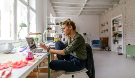 Vrouw aan het werk in atelier