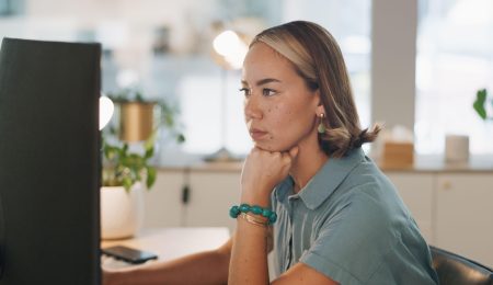 Vrouw achter computer