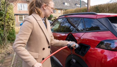 Vrouw met elektrische auto