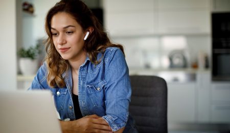 Vrouw kijkt naar iets op haar laptop