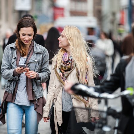 Twee vrouwen lopen op straat i Stock 519362234