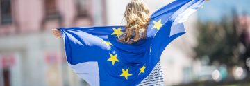 Vrouw wappert met Europese vlag