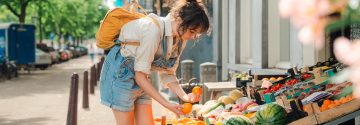 Vrouw op markt pakt fruit