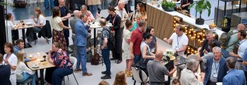 Mensen kletsen en eten tijdens congres de N Lggz