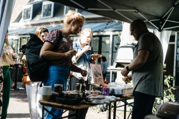 Mensen halen eten bij foodstand