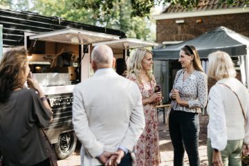 Mensen wachten voor foodtruck