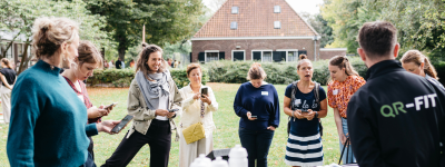 Mensen bekijken de QR-Fit app