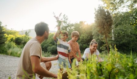 Familie tuiniert samen