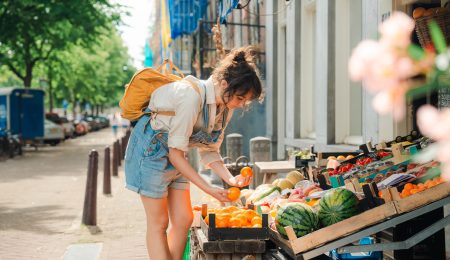 Vrouw op markt pakt fruit