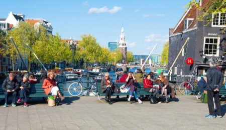 Mensen zitten op een bankje