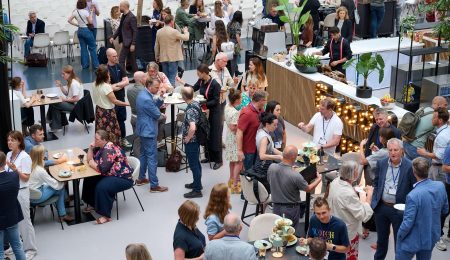 Mensen kletsen en eten tijdens congres de N Lggz
