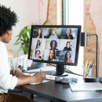 Vrouw in online meeting