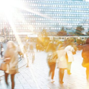 Mensen lopen in stad