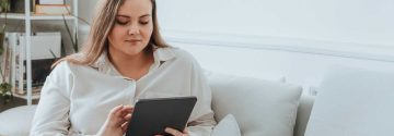 Vrouw op bank met tablet