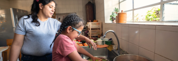 Moeder en dochter bereiden samen een maaltijd in de keuken
