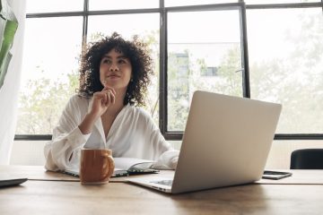 Vrouw zit achter laptop