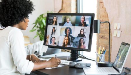 Vrouw in online meeting