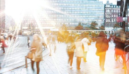 Mensen lopen in stad